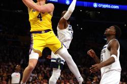 华体会登录-新秀球员在比赛中表现出色，成为球队新焦点