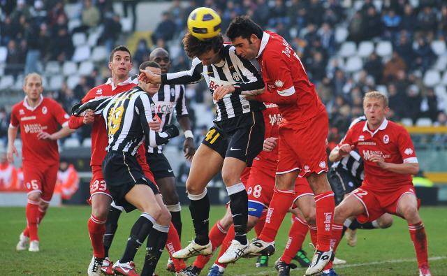 包含桑普多利亚客场逆转罗马，锁定欧冠资格的词条
