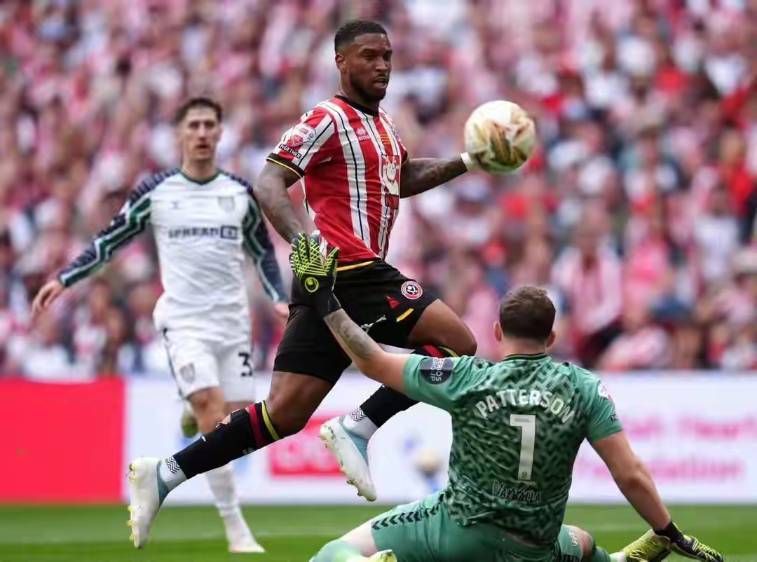 包含桑普多利亚客场逆转罗马，锁定欧冠资格的词条